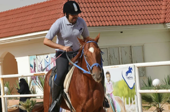En Arabie saoudite, les jockeys aveugles sautent les obstacles