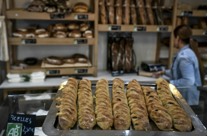 "Tout a augmenté": près de Paris, une boulangerie face à l'inflation