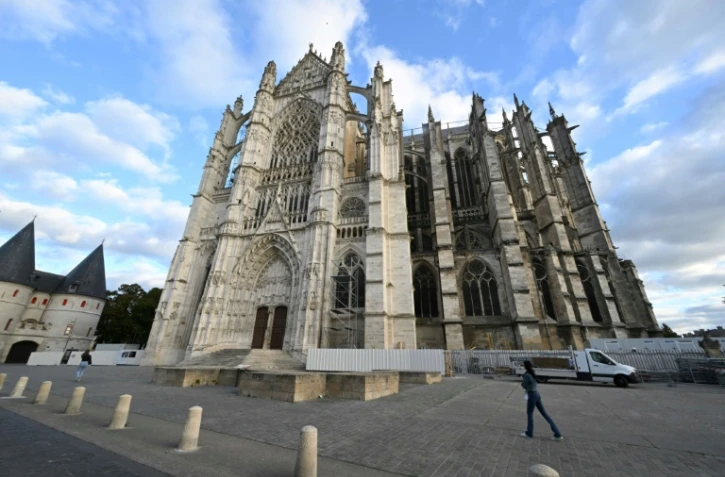 La cathédrale de Beauvais, tour de Babel inachevée, s'offre un lifting vertigineux