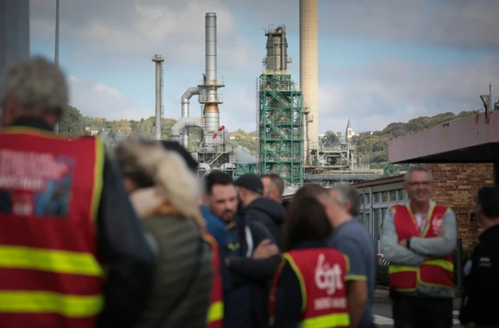 Après trois semaines de grève et une augmentation de salaire, les raffineurs décident de la suite de leur mouvement
