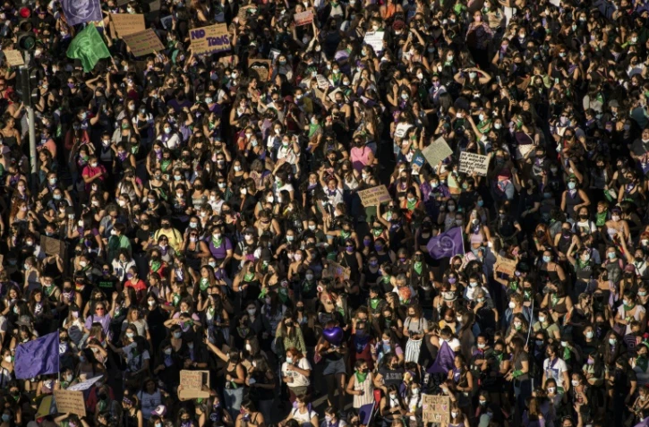 Les femmes manifestent pour leurs droits, menacés à travers le monde