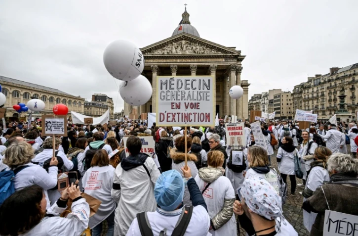 Des milliers de généralistes manifestent pour défendre une médecine libérale "en danger"