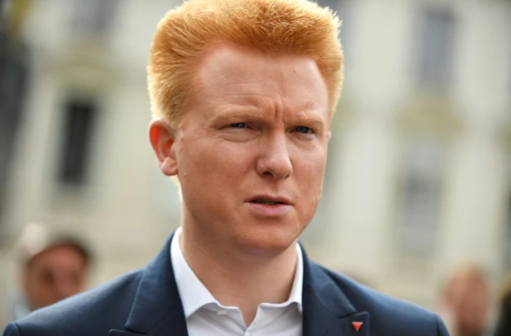 L'épouse d'Adrien Quatennens l'accuse à nouveau, le député conteste