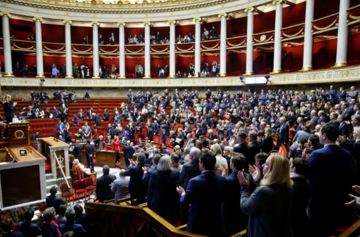 Retraites: la réforme dans un faux plat, des séquelles sur tous les bancs