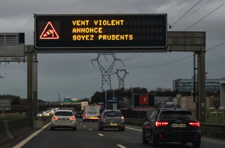 Les vents violents de la tempête Gérard perturbent le quart nord-ouest de la France