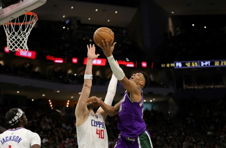 NBA: Giannis claque 54 points, les gifles ont failli partir entre Cavs et Grizzlies