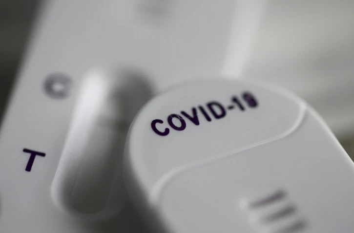 Covid: le spectre d'une neuvième vague avant Noël