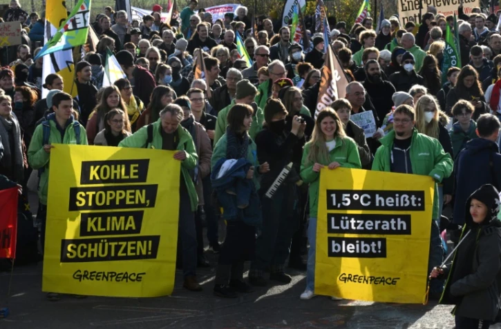 Contre l'extension d'une mine en Allemagne, des militants anti-charbon campent dans les arbres
