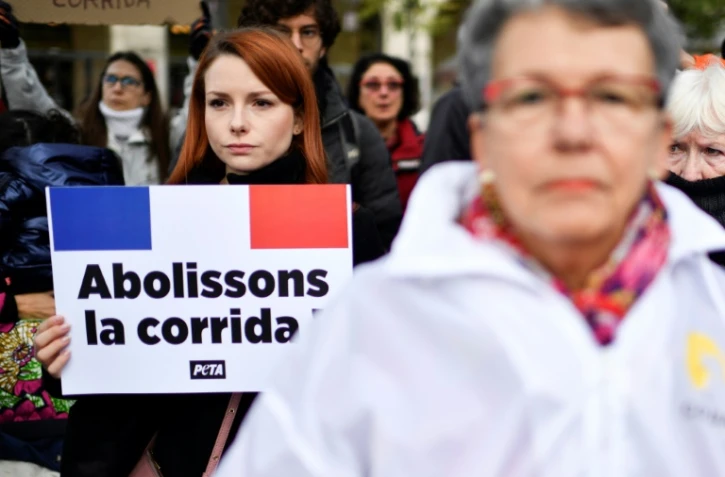 Pro et anti corrida dans la rue avant un vote à l'Assemblée