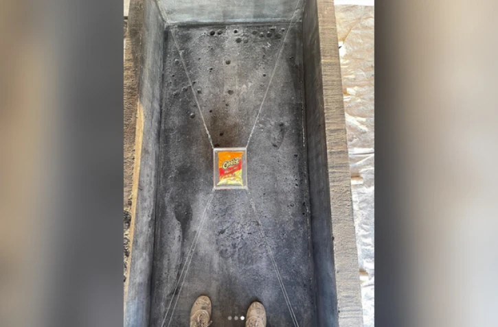 L’artiste Sunday Nobody a placé un paquet de Cheetos, des chips soufflées au fromage dans un sarcophage de plus de 1.300 kilos à ne pas ouvrir avant… 10.000 ans