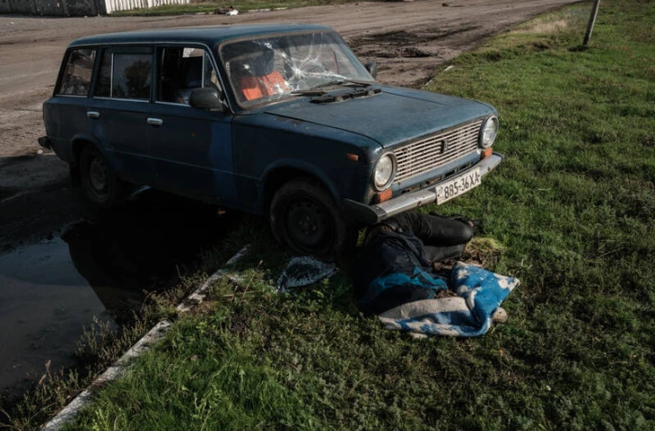 des civils tués par balles retrouvés dans une voiture