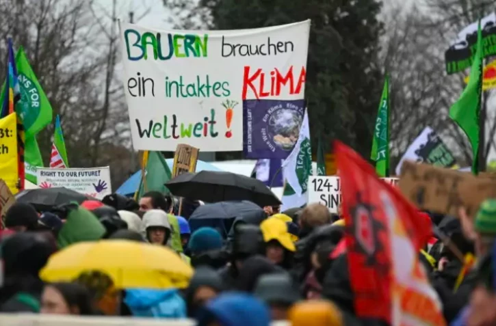 Des militants écologistes manifestent
