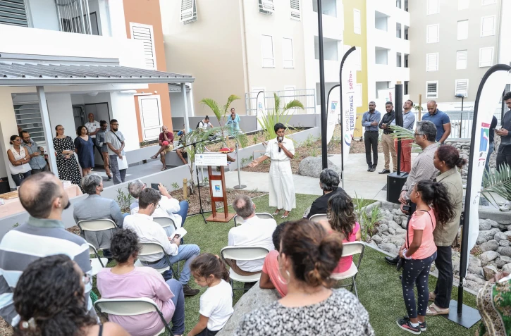Remise des clés des nouvelles résidences modernes à plusieurs familles dionysiennes à Sainte-Clotilde en présence de Ericka Bareigts
