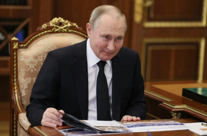 Poutine reconnaît un conflit "long" en Ukraine, relativise le recours à l'arme nucléaire