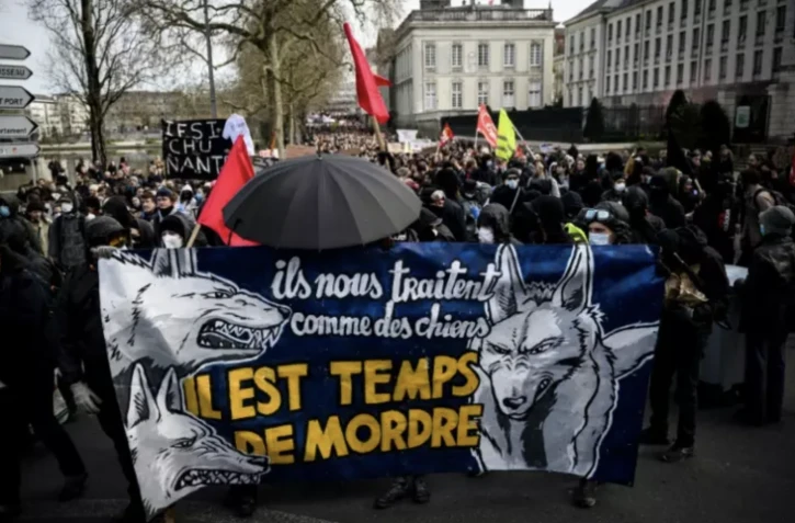 Des manifestants défilent dans les rues de Nantes contre le projet de réforme des retraites, le 15 mars 2023 ( AFP / LOIC VENANCE )