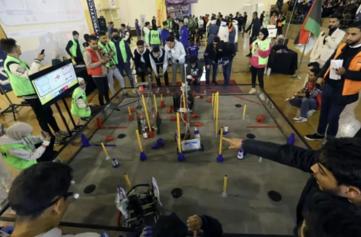 Des étudiants libyens participent à un concours de fabrication de robots à Tripoli, le 4 mars 2022 ( AFP / Mahmud Turkia )