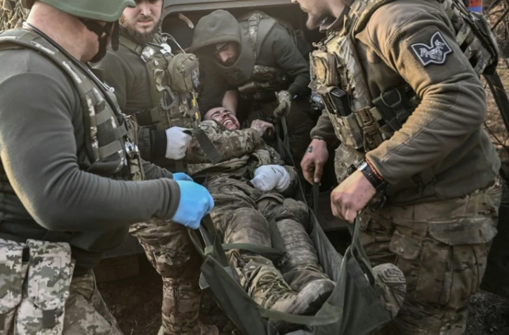 "Un jour normal": le défilé des blessés de Bakhmout
