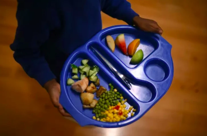 assiette de cantine au Royaume-Uni