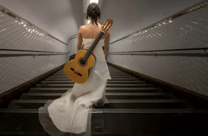 Eli Jadelot dans l'une des stations du métro parisien où elle se produit, le 19 octobre 2022 ( AFP / JOEL SAGET )