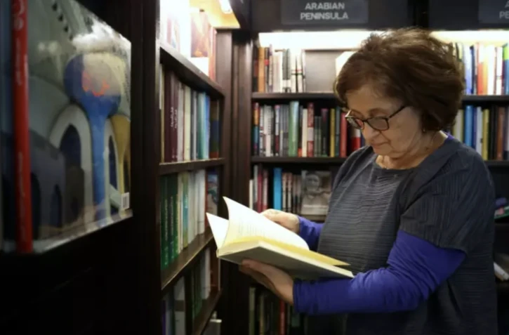 La directrice de la librairie londonienne Al Saqi Salwa Gaspard le 14 décembre 2022 ( AFP / Isabel INFANTES )