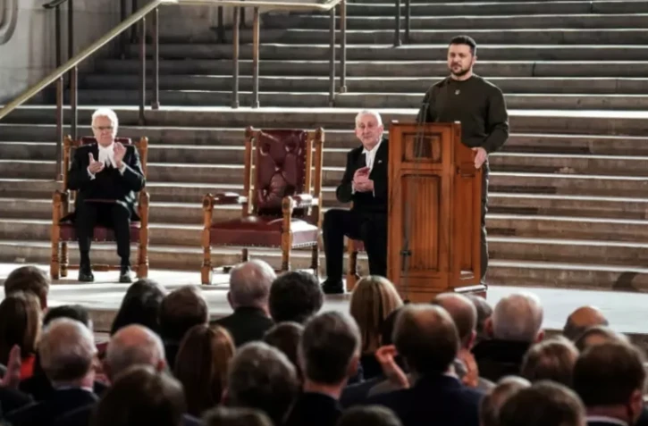 Le président ukrainien Volodymyr Zelensky (debout) s'adresse aux parlementaires britanniques à Westminster Hall, dans le centre de Londres, le 8 janvier 2023 ( POOL / Stefan Rousseau )
