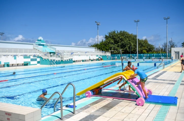 Le Port : le père Noël fait une escale à la piscine