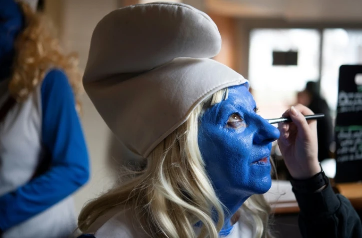 Des milliers de schtroumpfs déferlent sur Landerneau pour un record du monde