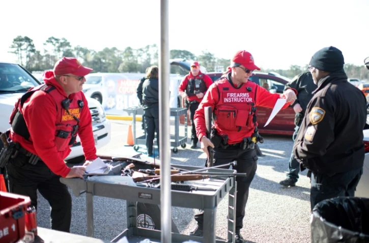 "Il faut s'en débarrasser": au Texas, des habitants rendent leurs armes