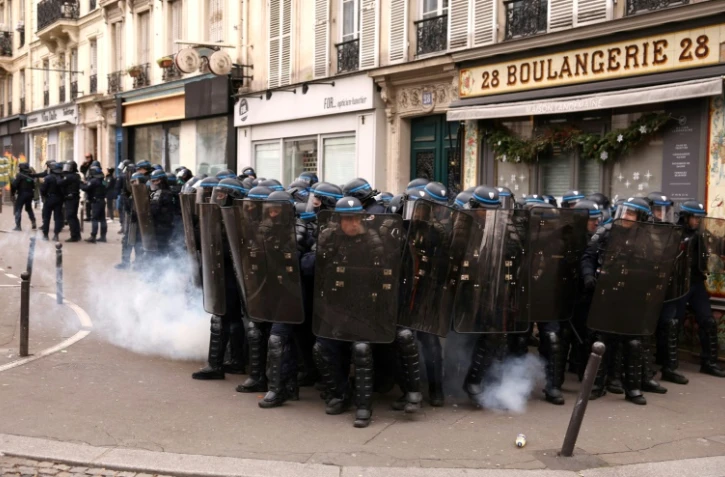 Manifestation: un homme émasculé après un coup de matraque d'un policier