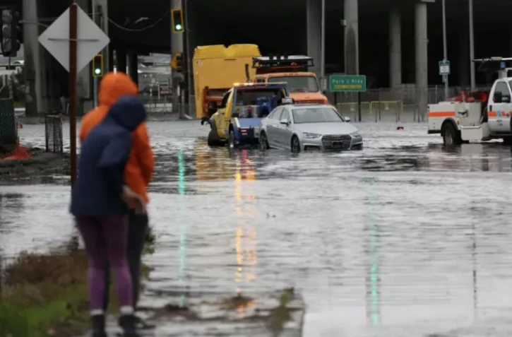Un camion de dépannage tire une voiture piégée par les eaux à Mill Valley en Californie, le 4 janvier 2023 ( GETTY IMAGES NORTH AMERICA / JUSTIN SULLIVAN )