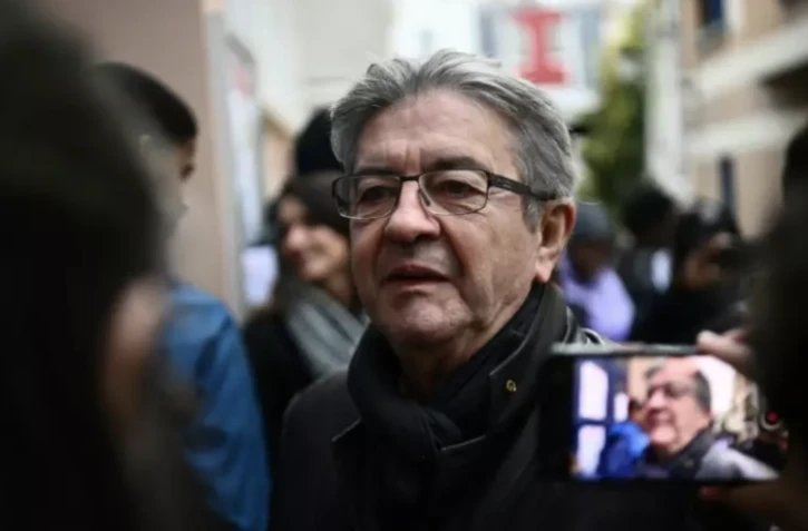 Le dirigeant de LFI et député Jean-Luc Mélenchon à Paris, le 1er décembre 2022 ( AFP / Christophe ARCHAMBAULT )