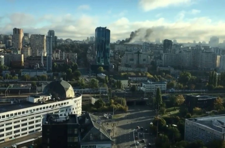 L'Ukraine subit des bombardements russes d'ampleur, le Bélarus annonce un déploiement de troupes