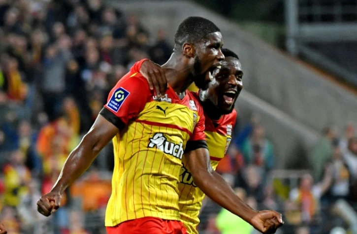 Le Lensois Kevin Danso (g) vient de marquer contre Troyes