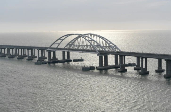 Ukraine: l'explosion d'un véhicule piégé paralyse le pont russe de Crimée 