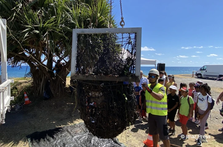 La levée du filet anti-pollution à Sainte-Suzanne