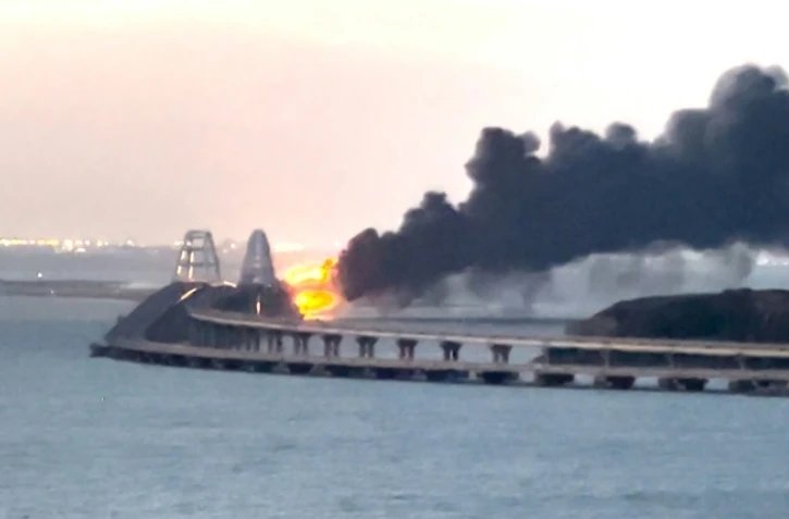 Ukraine: l'explosion d'un véhicule piégé paralyse le pont russe de Crimée