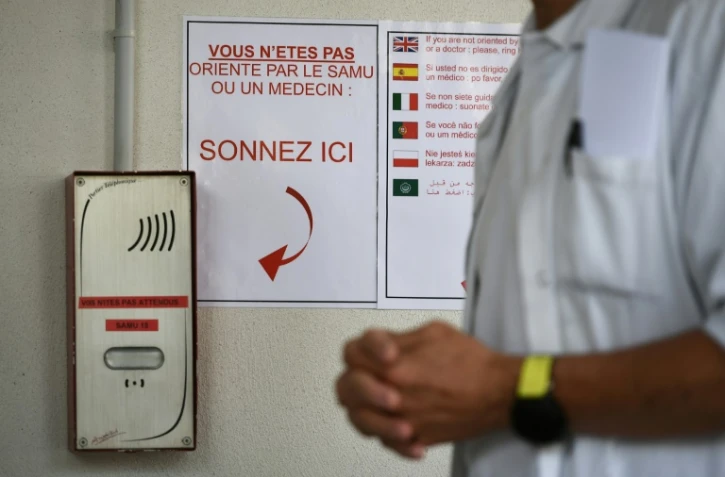 Un des deux interphones mis en place à l'entrée des urgences
