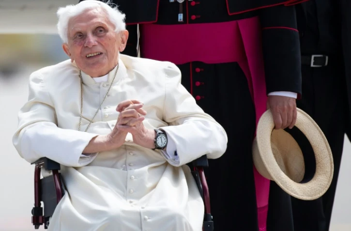 Le pape annonce que Benoît XVI est "gravement malade" et prie pour lui