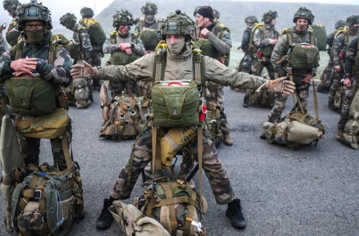 Les "paras" français à l'assaut contre un coriace ennemi fictif 