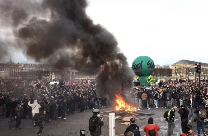 Des manifestants se rassemblent place de la Concorde à Paris, le 16 mars 2023. THOMAS SAMSON / AFP