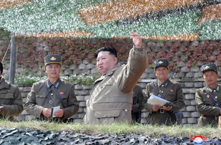 La Corée du Nord teste deux missiles de croisière en présence de Kim Jong Un