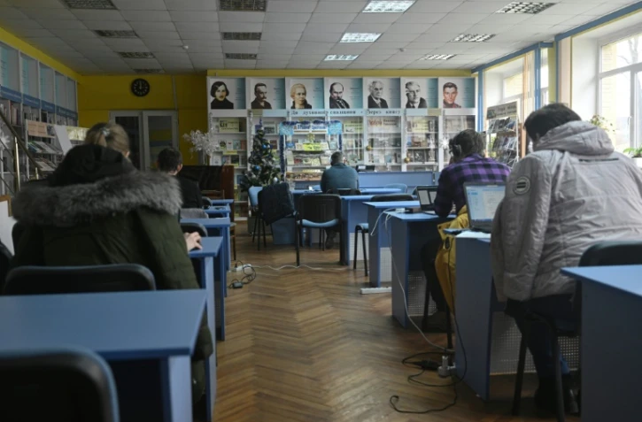 En Ukraine, une bibliothèque, coeur battant de la ville martyre d'Irpin