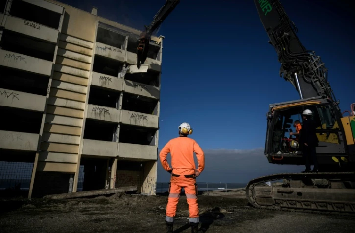 Sur la dune médocaine, la démolition du "Signal", symbole de l'érosion côtière