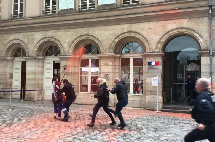 Matignon et Bercy arrosés de peinture orange par des militantes écologistes