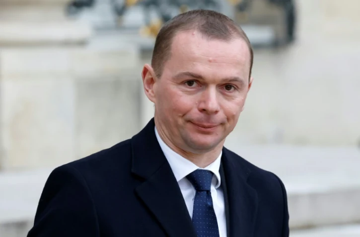 Dussopt rattrapé par une affaire de "favoritisme"