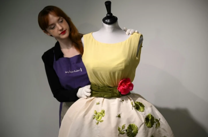 Après 50 ans dans une valise, une robe "porte-bonheur" de Liz Taylor aux enchères 
