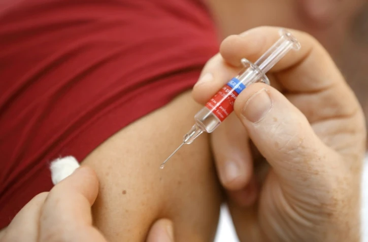 Un homme se fait vacciner contre la grippe
