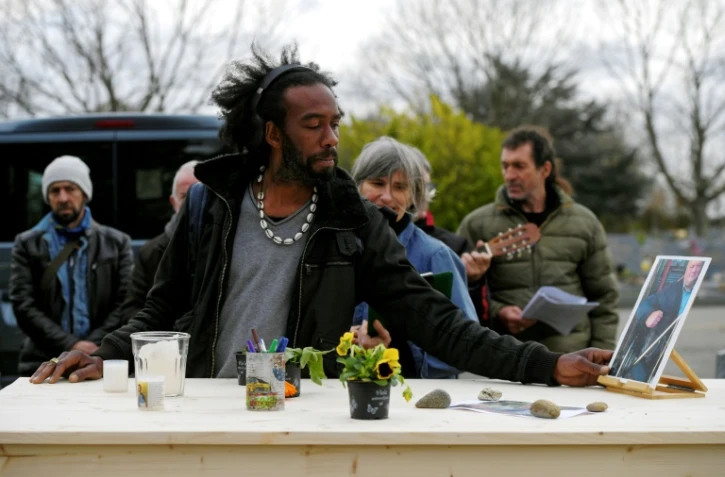 Enterrer dignement les morts de la rue: mission de "Goutte de vies" à Toulouse