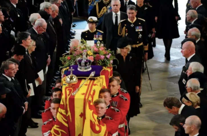 Queen - Elizabeth - Fune?railles7