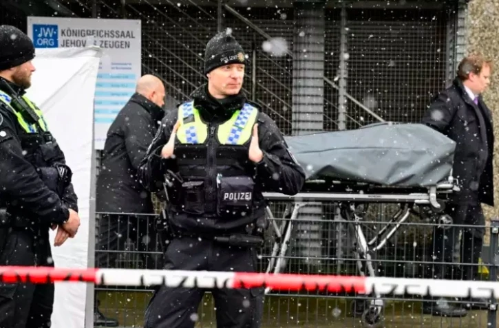Evacuation du corps d'une des victimes de la fusillade dans une église la veille à Hambourg, dans le nord de l'Allemagne, le 10 mars 2023 ( AFP / Tobias SCHWARZ )
